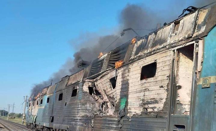 Росія знову атакувала безпілотником пасажирський поїзд на Запоріжжі: поранено провідницю