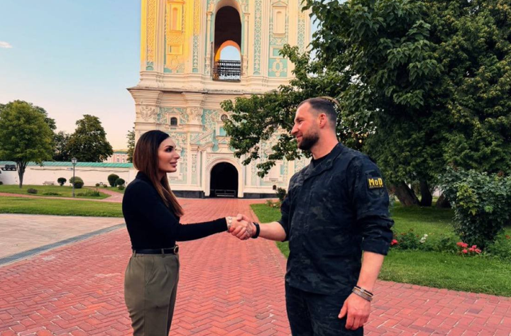 “Не хочу, щоб сини воювали”: Хмара розповів блогерці зі США про терміни закінчення війни