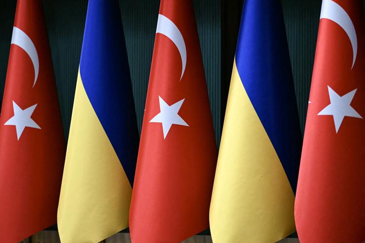 Прапори України і Туреччини