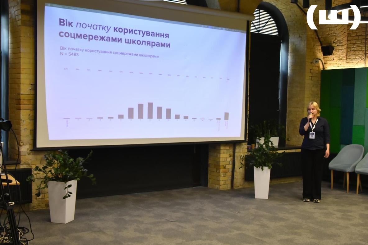 Кожна друга дитина в Україні зазнавала кібербулінгу, а перший гаджет найчастіше отримує у три роки, – дослідження