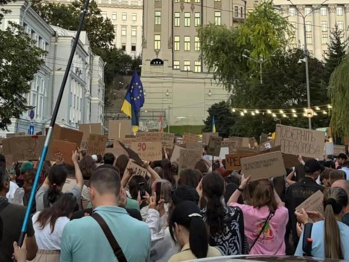 19-й день протестів: українці знову вийшли з "картонками" у підтримку Федорова