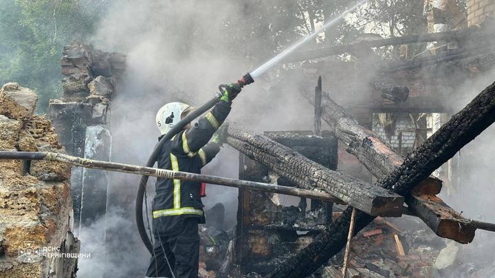 Чернігів знову атакували: пошкоджено склад, є постраждалі