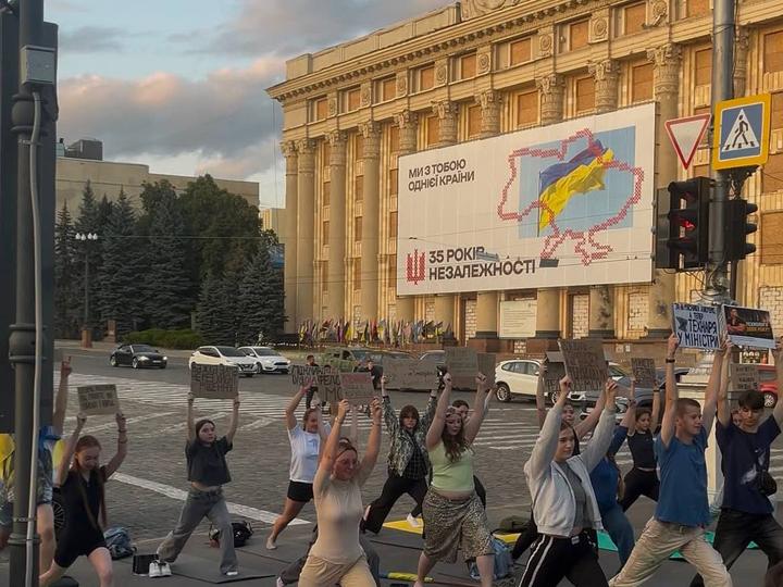 29-й день протестів: українці знову на площах своїх міст тримають "картонки" у підтримку Федорова