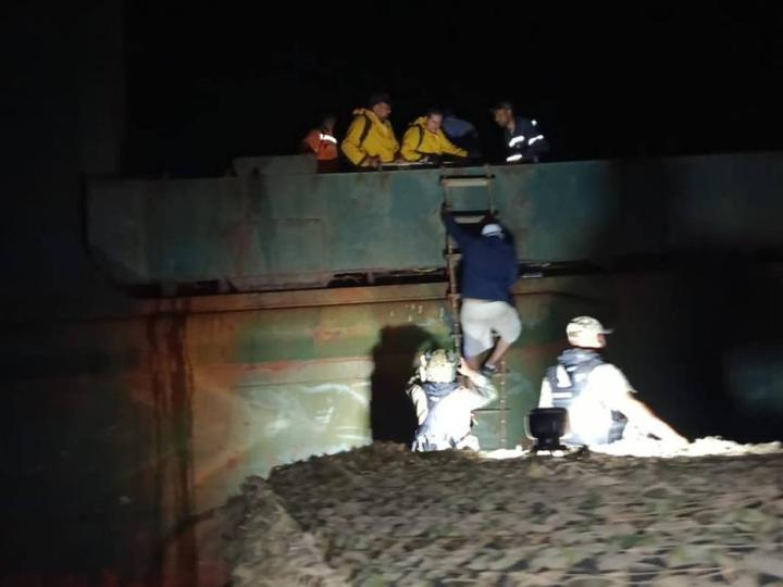 У Чорному морі українські прикордонники врятували 16 членів екіпажу судна, яке росіяни атакували дроном