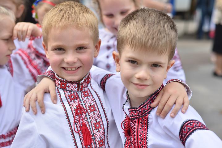 Діти в вишиванках