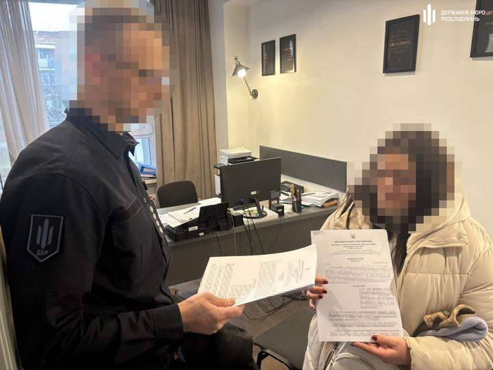 У Києві посадовиця ТЦК за хабарі змінювала дані в реєстрі військовозобов’язаних