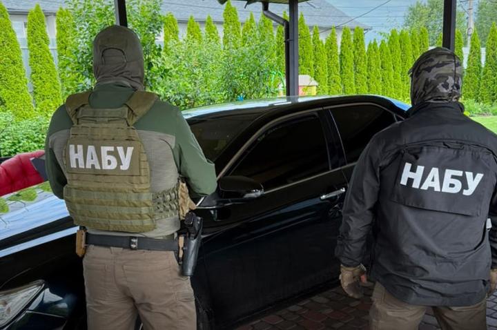 Обшуки у співробітника СБУ