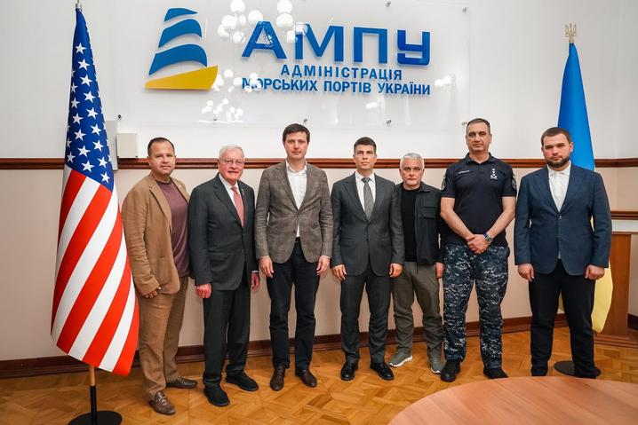 Кіт Келлог прибув в Україну та відвідав Одеський морський порт