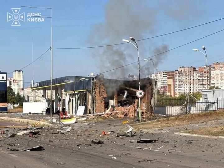 Зеленський відреагував на атаки в Києві: Росія цілеспрямовано вдарила по АЗС та по будівлі “Київстар”