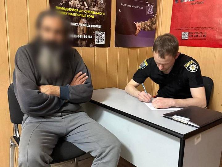 Оголений чоловік гуляв Хрещатиком: поліція склала протокол