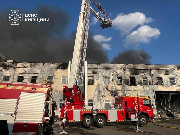Large fire at an "Avrora" warehouse in Kyiv region – Smoke may spread to Kyiv