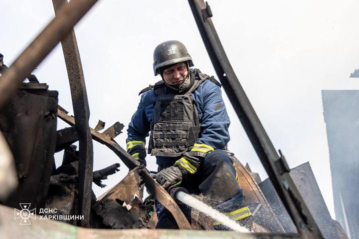 Рятувальники ліквідовують наслідки обстрілу