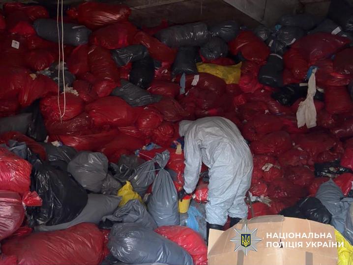 У Києві виявили місце незаконного зберігання небезпечних медичних відходів