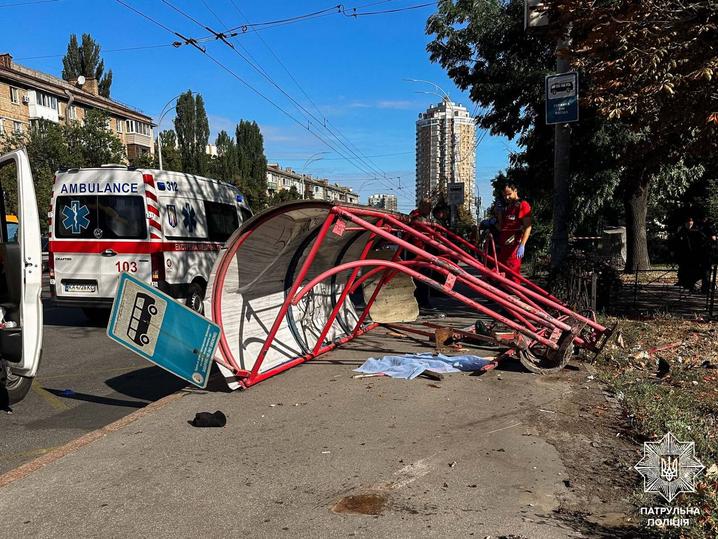 Водія, підозрюваного у загибелі двох людей на зупинці в Києві, відправили до СІЗО