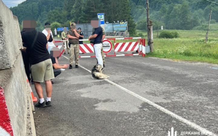 Незаконний перетин кордону: ДБР затримало майора Нацгвардії, який віз військовозобов’язаних