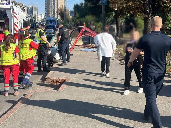 Смертельна ДТП у Києві: авто на повній швидкості в’їхало у зупинку з людьми, є загиблі та травмовані