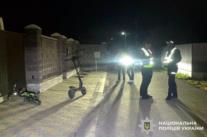 У Старокостянтинові юнак на електросамокаті врізався в дитину на велосипеді: юнак в реанімації