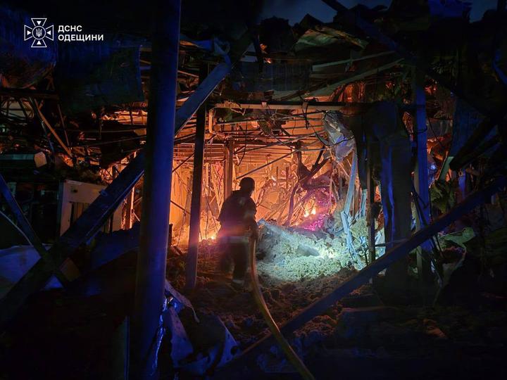 Росія масовано вдарила по портовій інфраструктурі та пункту пропуску на Одещині, постраждала людина
