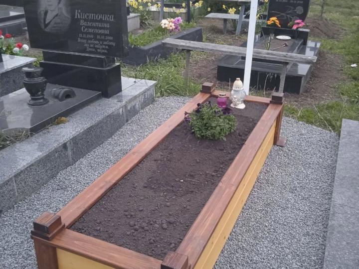 Надія Вікарій, яка сколихнула суспільство своєю історією катувань у родині, облаштувала могилу сестри