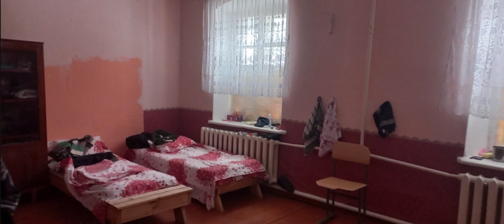 Кімната в гуртожитку села Острівчани, замість ліжок дерев'яні настили