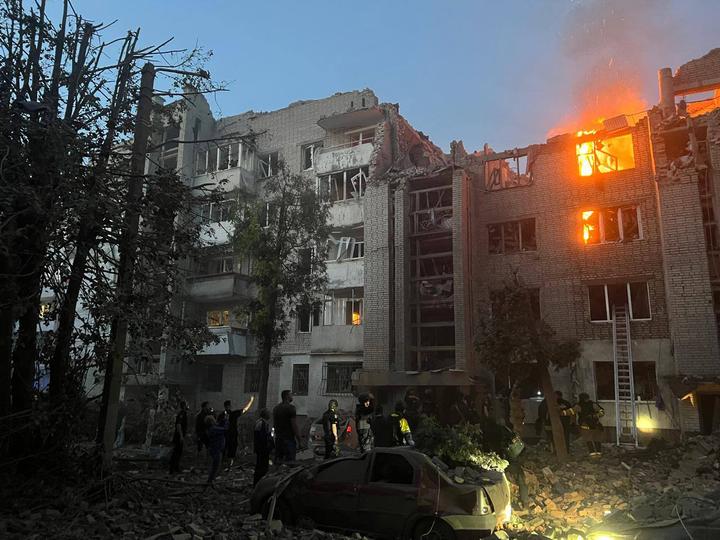 У Львові після ракетної атаки горіли житлові будинки, одна людина загинула, є поранені