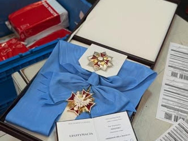 Зеленський повернув Польщі Орден Білого Орла "Новою Поштою"