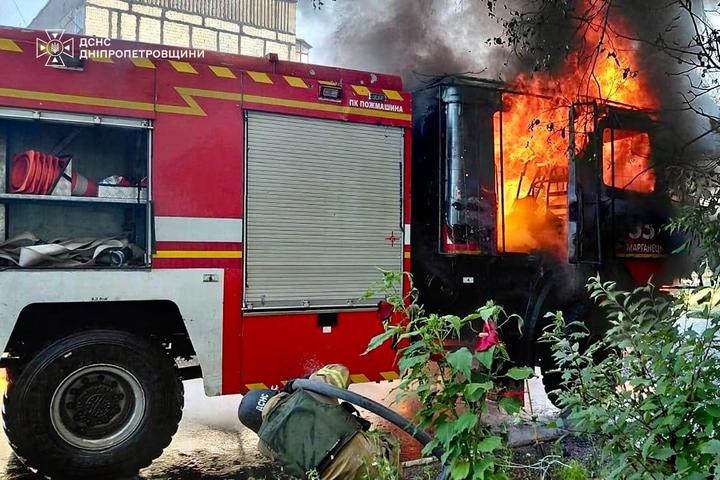 На Дніпропетровщині росіяни обстріляли рятувальників, які прибули гасити пожежу
