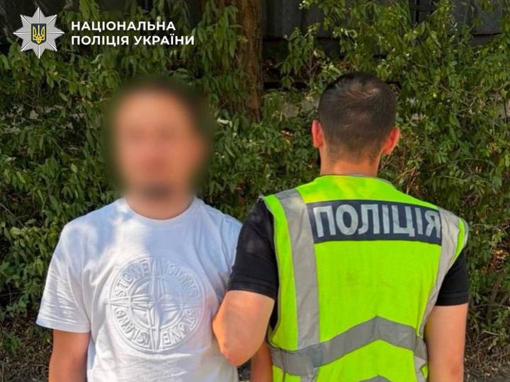 Залишив боєприпаси біля одного з ресторанів Києва: поліція затримала зловмисника