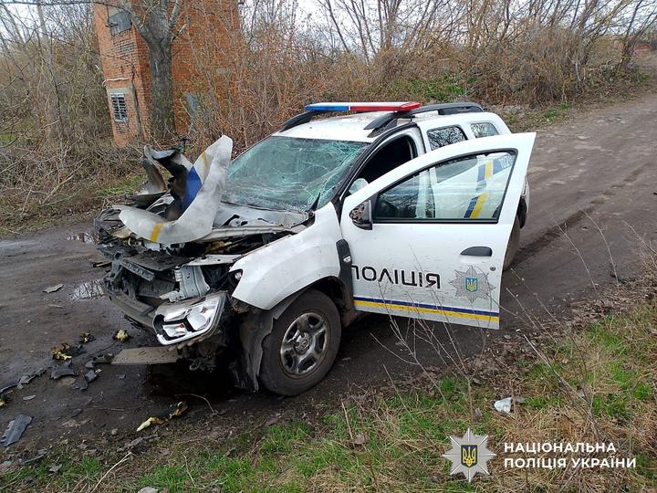 На Сумщині російський дрон влучив в авто з поліцейським за кермом – фото