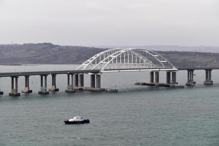 ВМС ЗСУ уразили два російські катери біля Керченського мосту (ВІДЕО)
