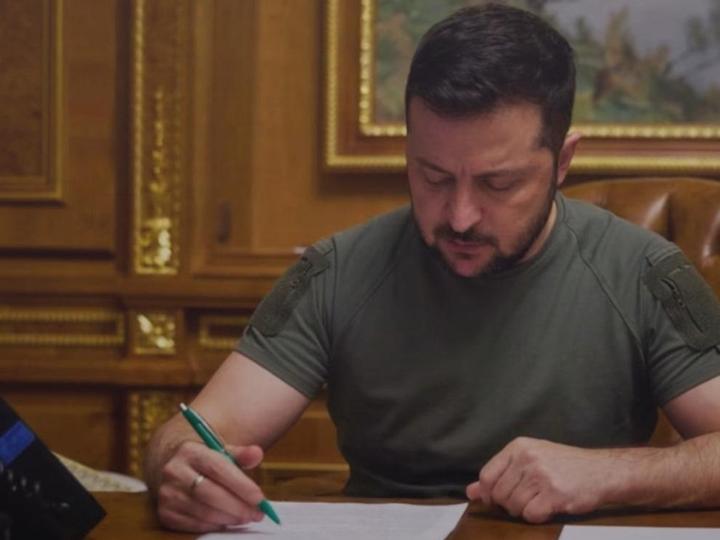 Київ Зеленський підписує документ