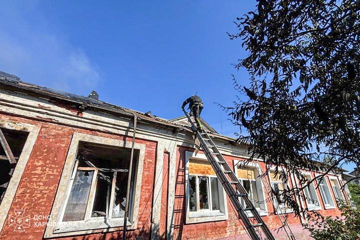 Росіяни вдарили ракетою по навчальному закладу на Харківщині: спалахнула пожежа