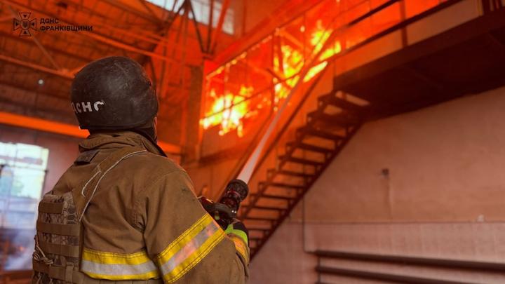 Війська РФ масовано атакували безпілотниками Захід України: пошкоджені підприємства, спалахнули пожежі, є постраждалі