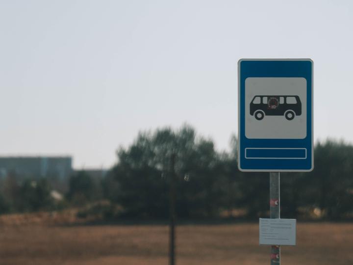 На Запорізькій АЕС дрон вибухнув біля автобусної зупинки: є загиблий і поранені