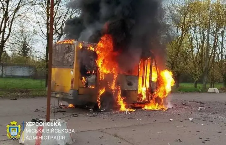 Russians have once again attacked a minibus and a civilian car in Kherson: there are casualties