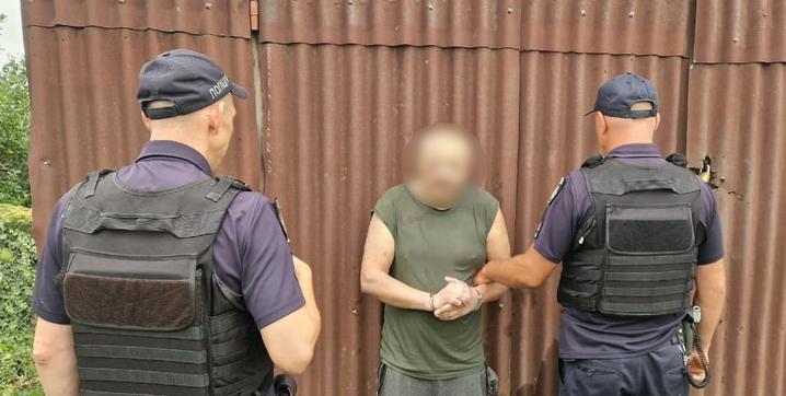 Ховався у сіні після 11 днів у лісі: на Буковині спіймали чоловіка, який відкрив вогонь по поліцейських