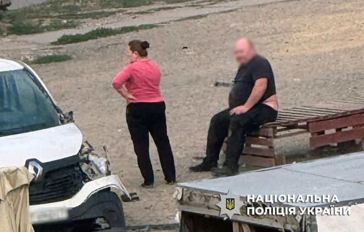Від цих кадрів холоне кров: російський дрон атакував чоловіка посеред ринку в Херсоні