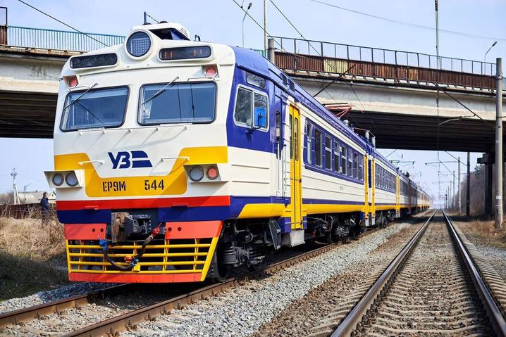 Укрзалізниця додала жіночі вагони у 3 поїздах: перелік 
