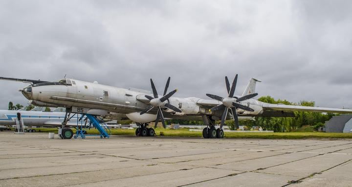 Літак Ту-142