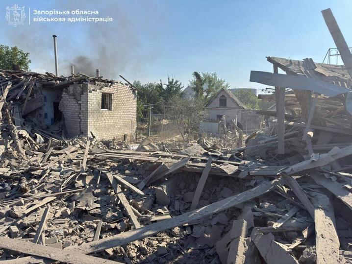 Russia launched a massive guided bombs airstrike on Zaporizhzhia: one person was killed and 11 were injured