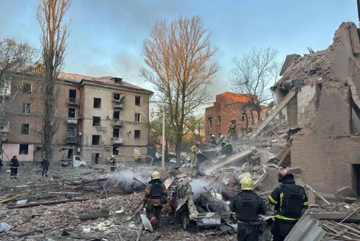 Масований удар по Дніпру 25 квітня: з-під завалів будинку дістали трьох загиблих (ФОТО)
