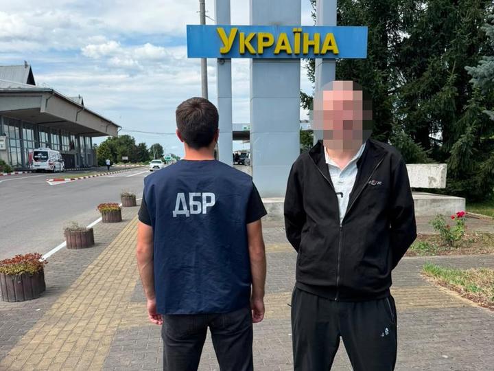 Переховувався в Йорданії: в Україну екстрадували організатора наркосиндикату з обігом 12 млн грн