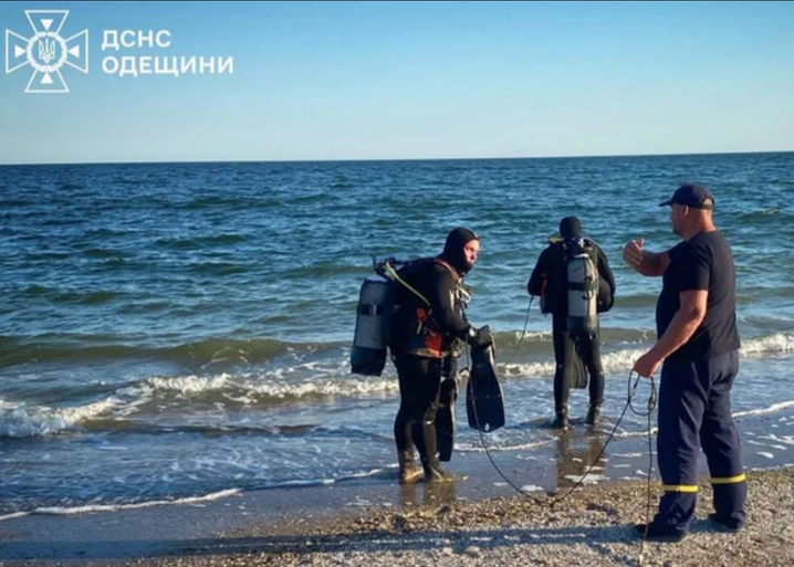 Фахівці обстежували дно і поверхню води