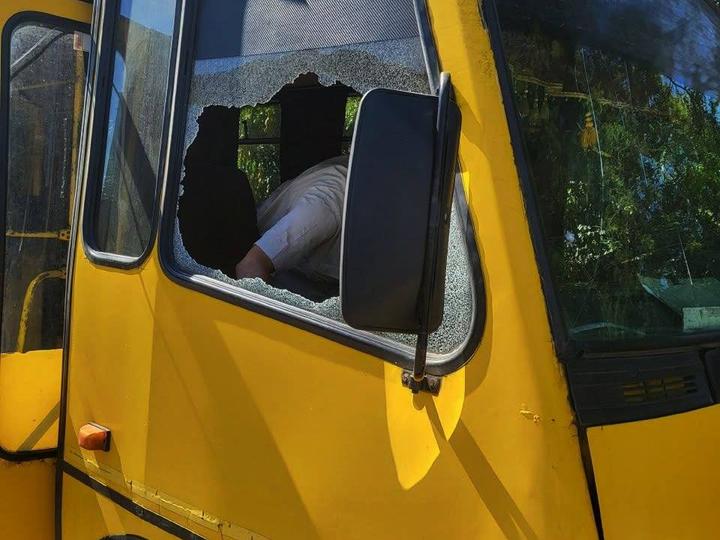 У Херсоні дрон влучив у маршрутку: загалом на Херсонщині двоє загиблих, 23 поранених