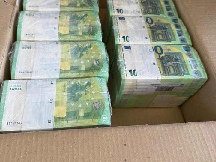 Голова НБУ показав кошти та цінності, які Угорщина повернула "Ощадбанку"