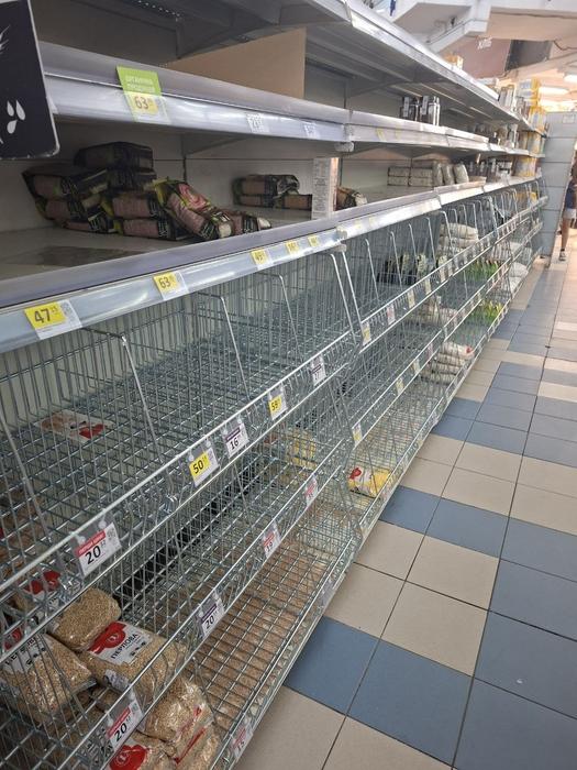 Порожні полиці з крупами в супермаркеті Києва