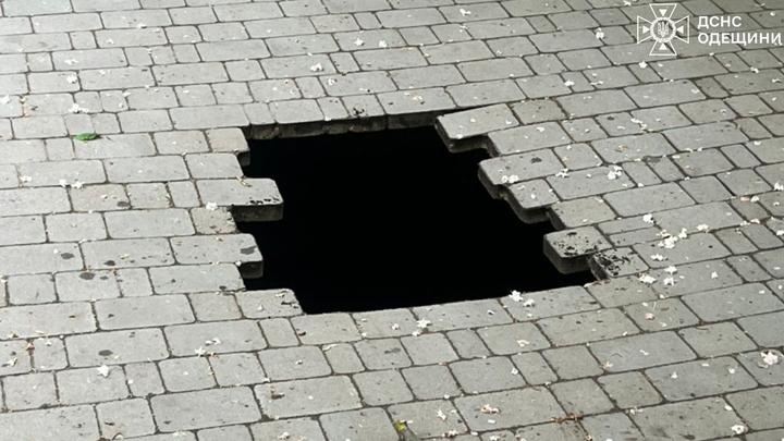12.05.2026 Яма на тротуарі в Одесі