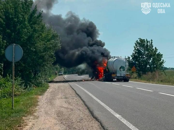 На Одещині через російську атаку загорілася цистерна з олією: двоє загиблих