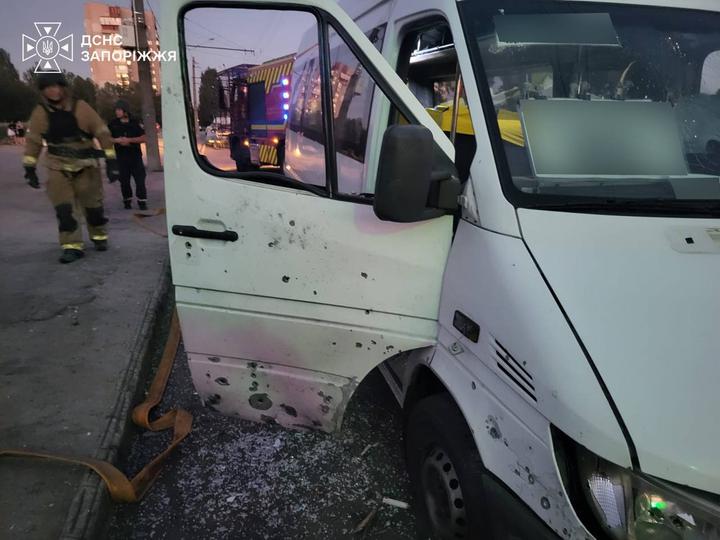 На Запоріжжі росіяни атакували дронами маршрутку і автівки: одна людина загинула, 13 поранених