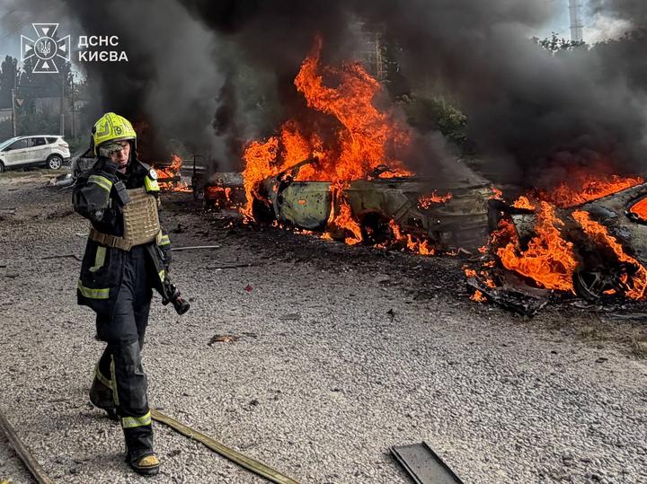 У Києві зафіксували падіння уламків БпЛА у трьох районах, є постраждалі